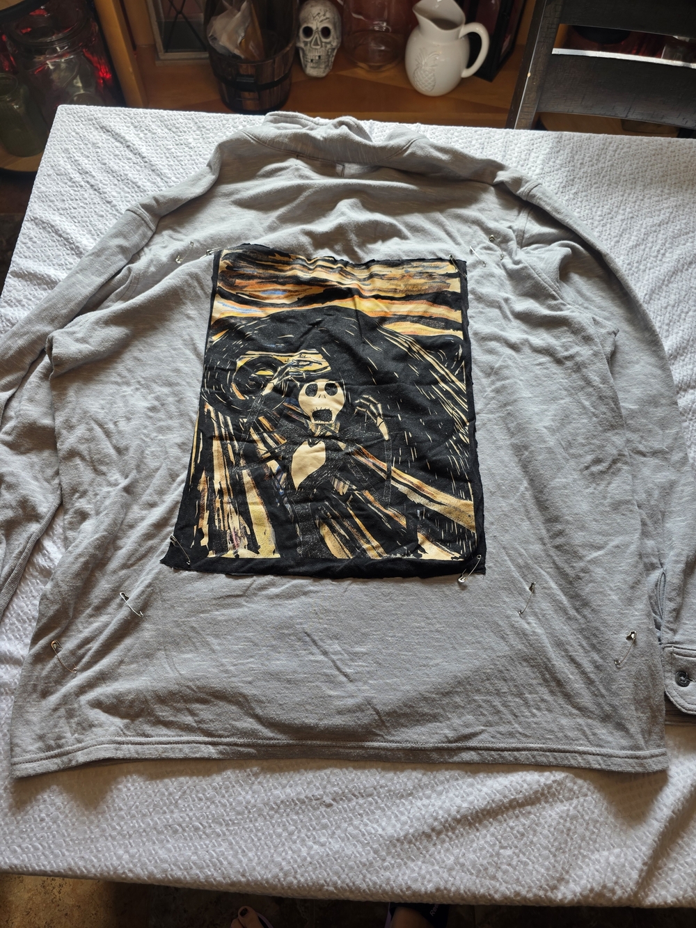 Graphic Long-Sleeve Men’s Shirt in Light Gray with Printed Back Panel 2xl